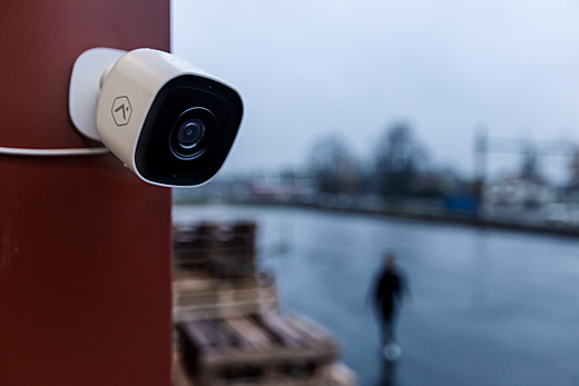 Videoovervågningskamera installeret udendørs