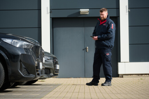 Securitas vagyonőr járőrözik