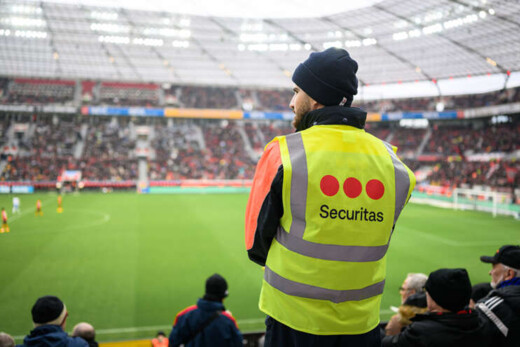 Securitasov zaštitar osigurava nogometnu utakmicu na stadionu