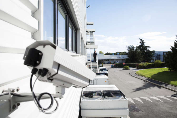 Überwachungskamera vor einem Gebäude