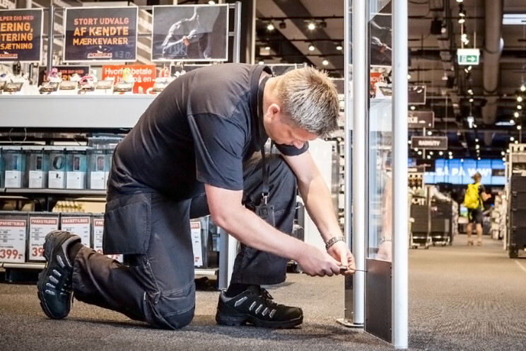 Securitas-tekniker installere varesikring i en butik