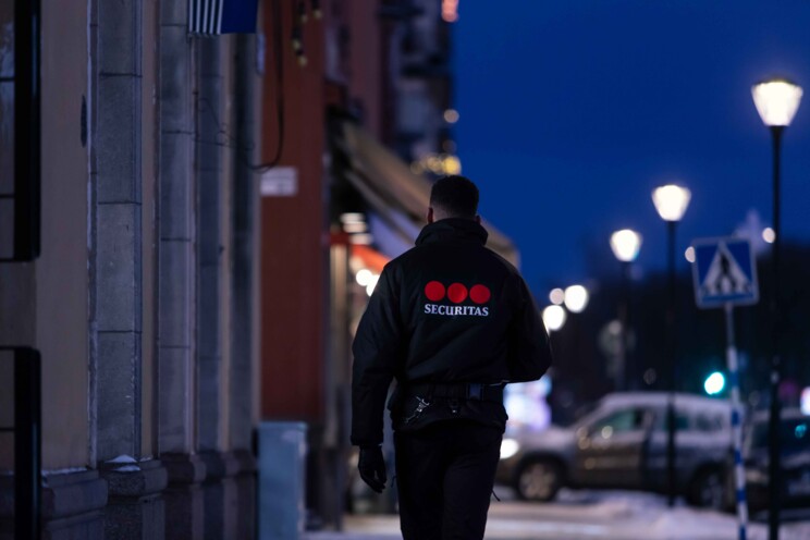 Väktare från Securitas patrullerar utomhus nattetid