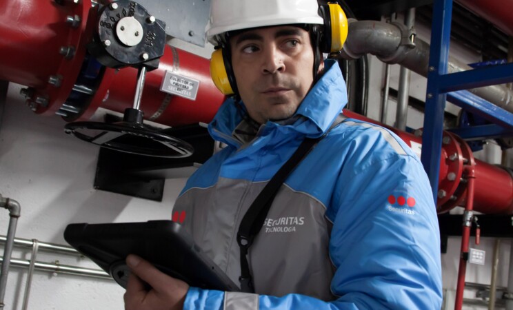 Imagen: Técnico realizando mantenimiento en sistema PCI