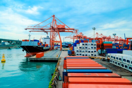 Puerto marítimo con contenedores protegido por Securitas