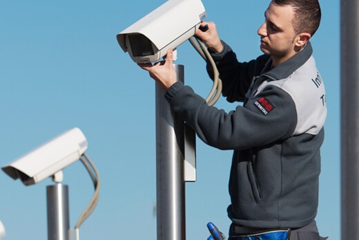 Securitas Ireland mérnöke CCTV kamerát szerel fel egy ügyfél telephelyén