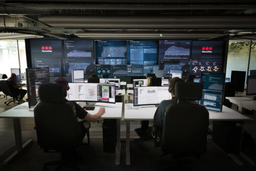Operateri u SOC-u motre alarme i sustave dojave