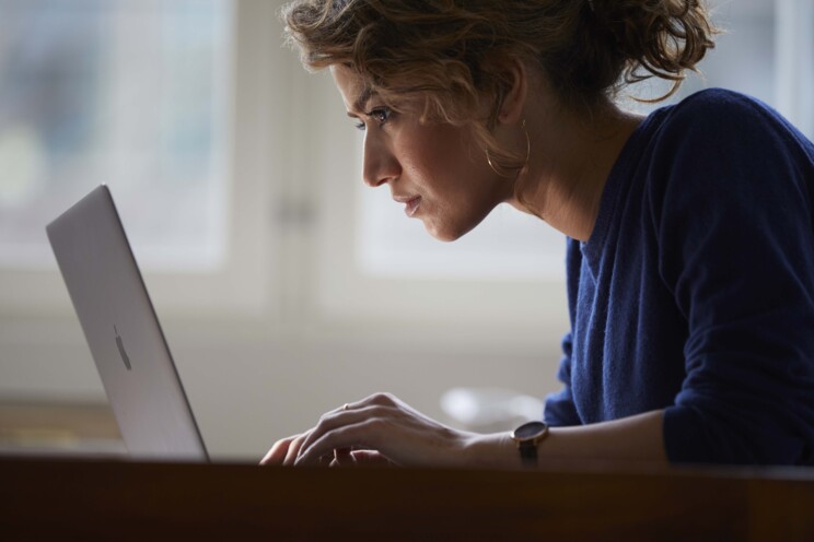 Kvinde sidder foran en computer og søger efter priser på tyverialarm til erhverv