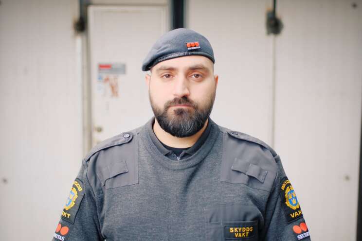 Porträttfoto av manlig väktare i uniform