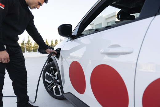 Securitas vagyonőr rácsatlakoztatja a töltőre az elektromos járművet