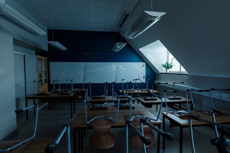 Verlassenes Klassenzimmer nach dem Unterricht