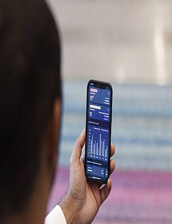 Securitas client reviewing report on the mySecuritas mobile app
