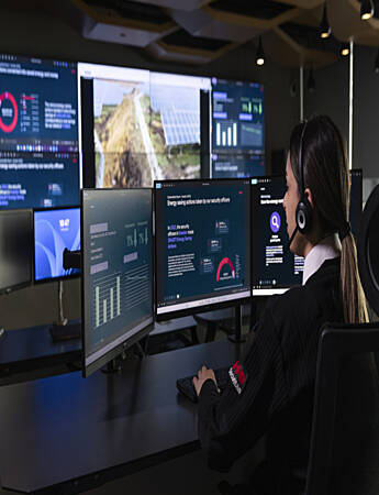 Female Securitas operator monitoring alarms on the computer screen