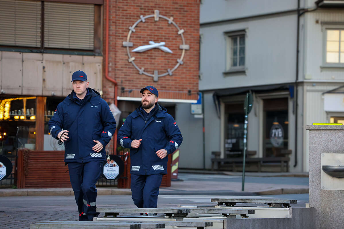 Dos guardias de seguridad de Securitas que patrullan corren hacia una alarma de robo en curso después de la hora de cierre