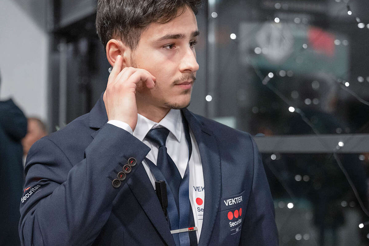 PSS-Securitas dørvakt som kommuniserer med arrangementsleder om en pågående situasjon.