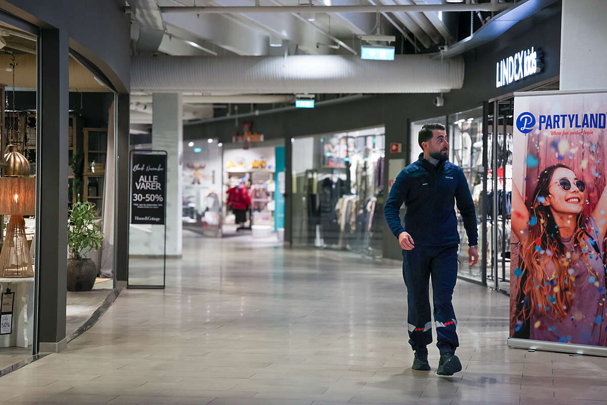 Guardia de Securitas patrullando centro comercial para garantizar la seguridad de las tiendas y visitantes.