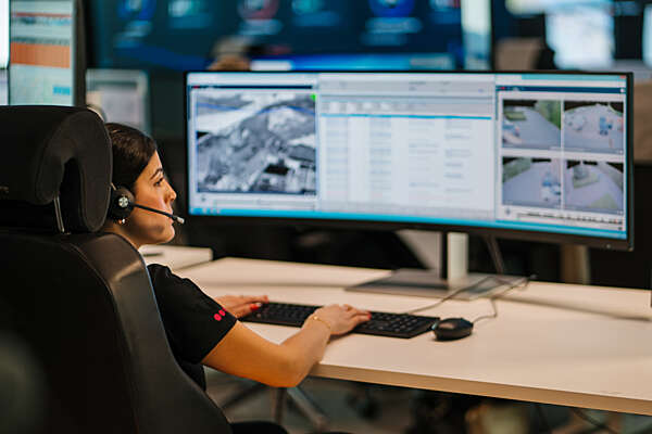  Operadora do Securitas Operation Center monitoriza alarmes e câmaras em tempo real para empresas.