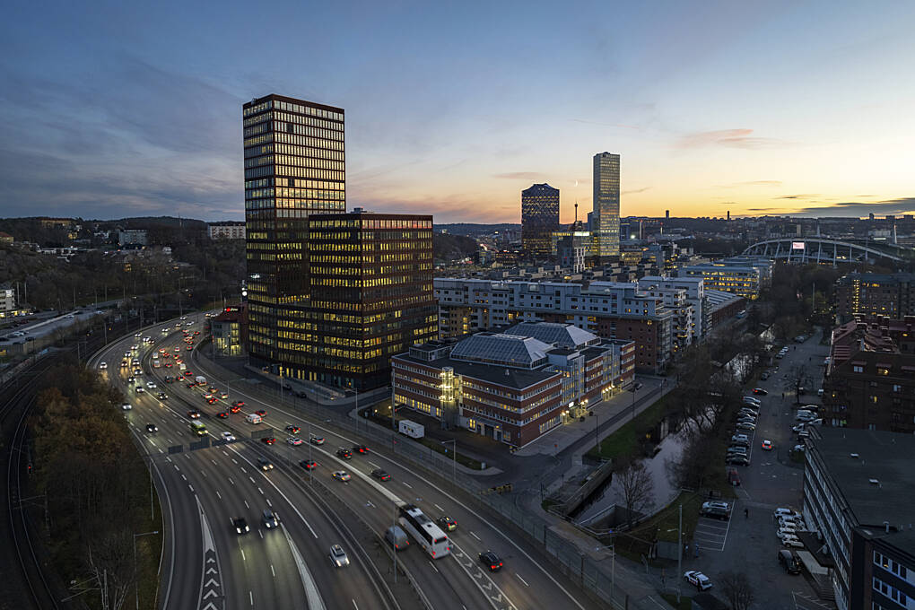En sikret næringspark i solnedgangen i Oslo.