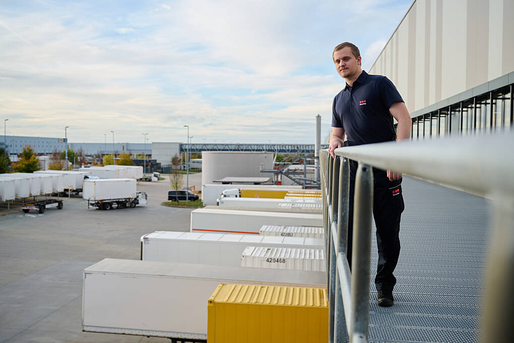 Securitasov zaštitar provjerava ulaze u logistički centar