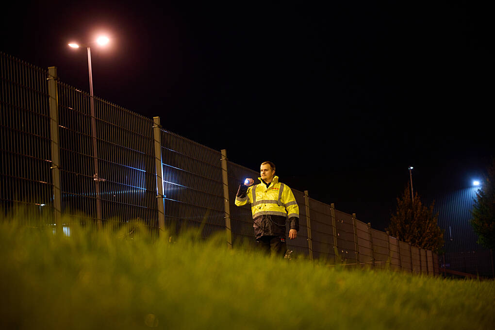 Securitasov zaštitar u obilasku energetskog kompleksa