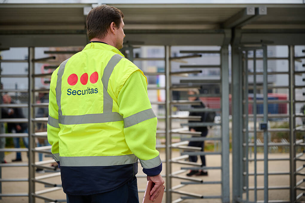 Securitasov zaštitar na ulazu u krug tvornice