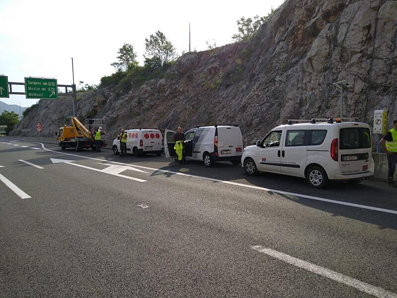 Securitasovi djelatnici uz službena vozila na autocesti postavljaju nove kamere za nadzor
