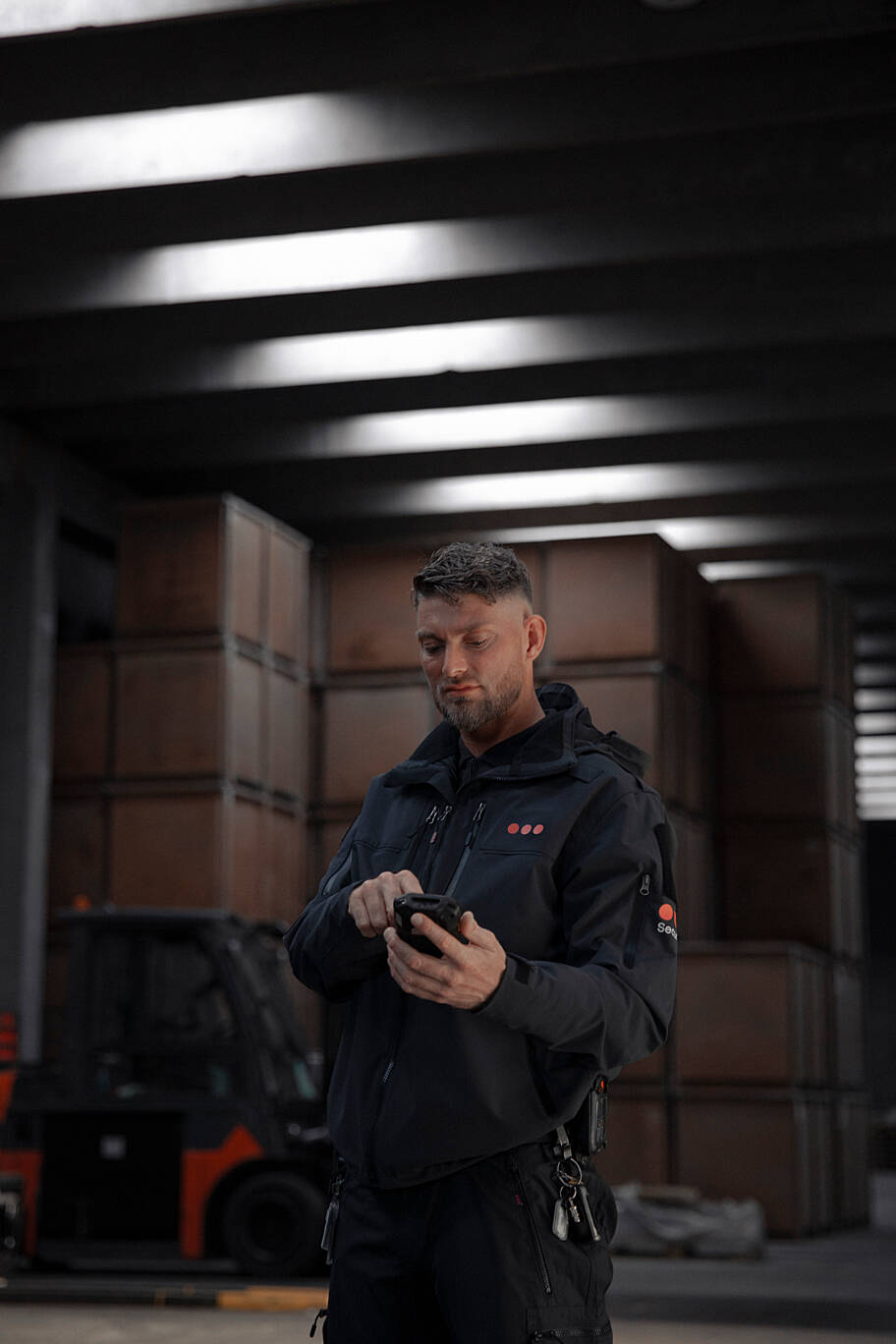 Securitas munkatársa helyszíni ellenőrzést végez a csarnokban.
