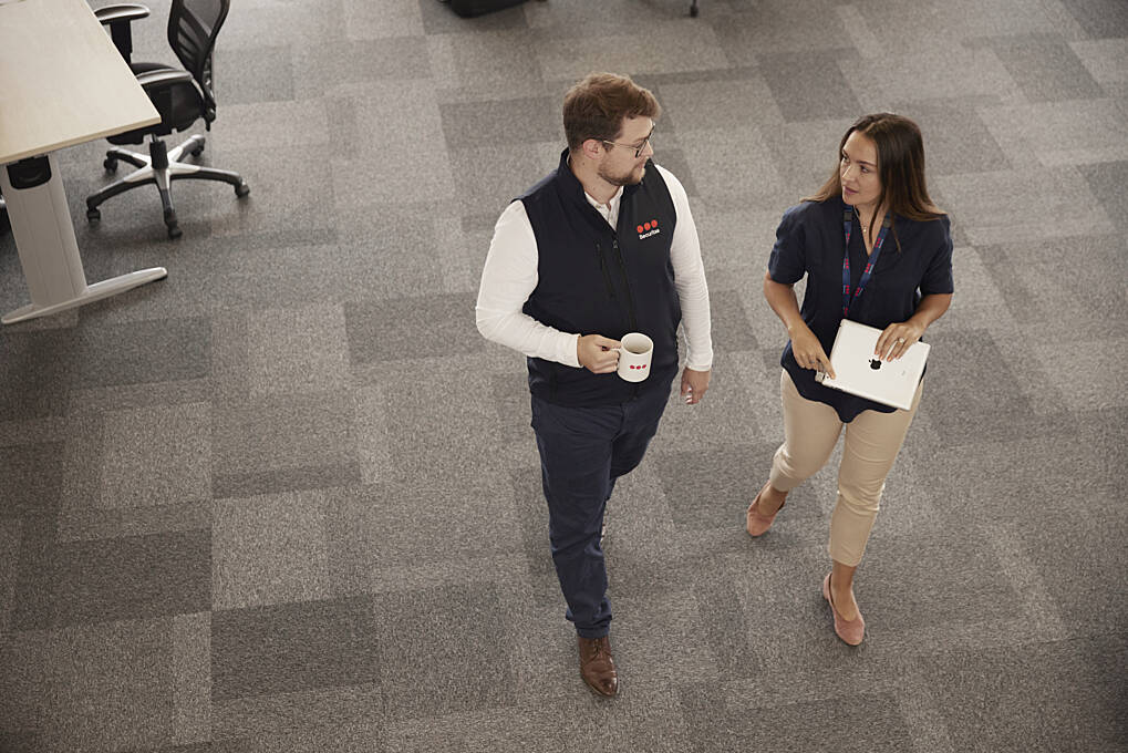Securitas szakértő Securitas Advisor értékelést végez egy ügyfél oldalán