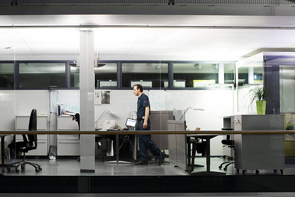 Green contrôle d'un agent de sécurité Securitas mobile en milieu tertiaire