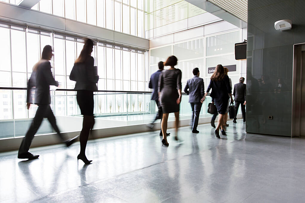 Des membres du personnel quittent un établissement de bureau