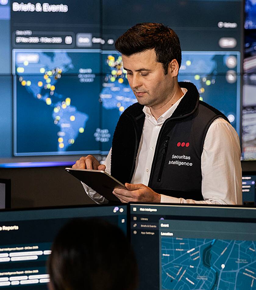 Risk Intelligence Securitas Mitarbeiter analysiert Daten am Tablet