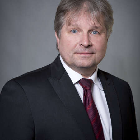 Václav Lamr působí v oboru komerční bezpečnosti od r. 1991, v SECURITAS ČR pak od r. 1992 na různých manažerských pozicích. V současné době je odpovědný za Area Morava.