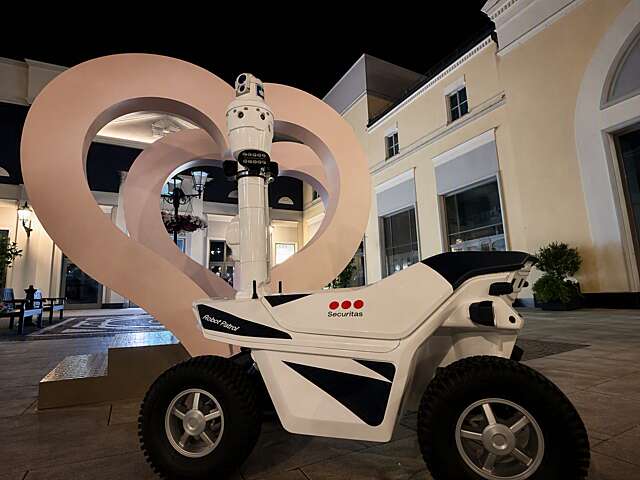 Securitas robot with camera in a courtyard.