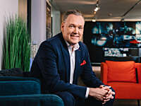 Securitas Germany CEO Ralf Brümmer sitting in an armchair looking into the camera.