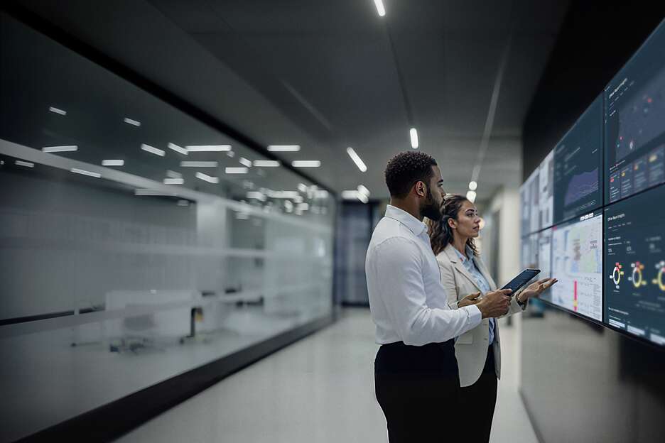 Security advice: A Securitas employee explains a security concept on an iPad