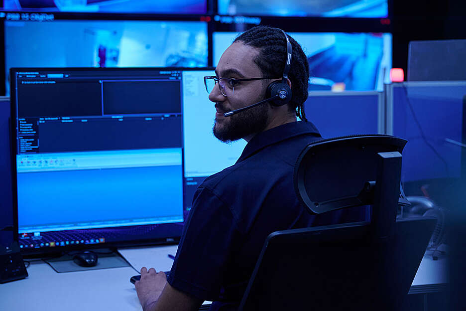 Operator in einer Notruf- und Serviceleitstelle (NSL)