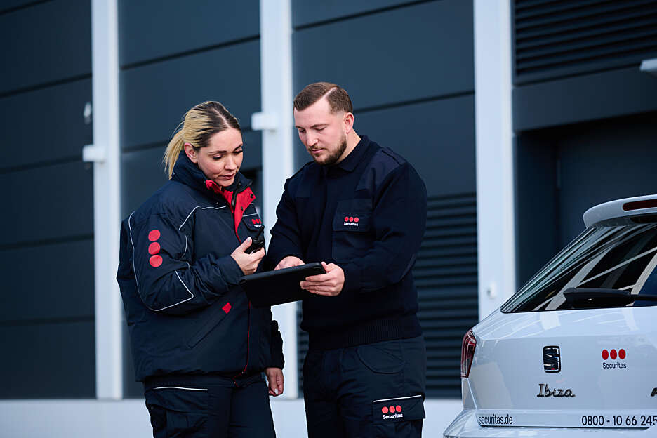 Biztonsági tanács: Két Securitas alkalmazott nézi az iPadet