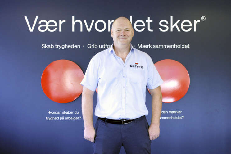 Morten Enghave fra mentorprojektet Go-For-It står foran væg med Securitaslogo.