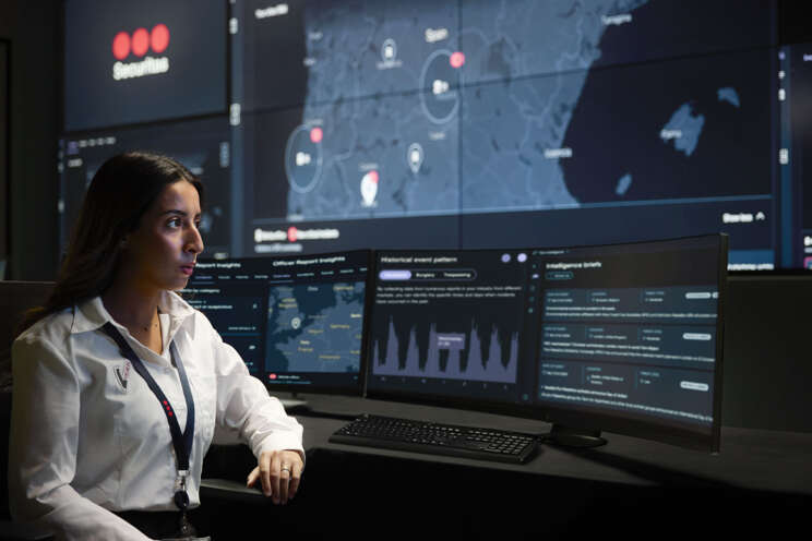 Analytiker utvärderar säkerhetsincidenter som har dykt upp på datorskärmen.