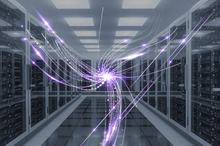 Digitale forbindelser visualiseret ved lilla lys i datacenter