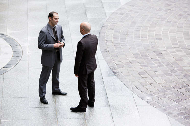 To mænd står overfor hinanden udendørs