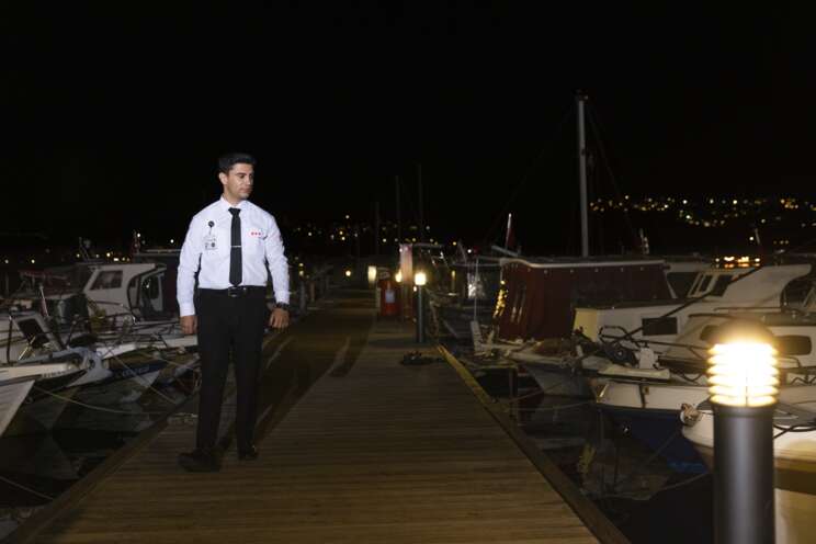 Securitasov zaštitar u noćnom obilasku marine