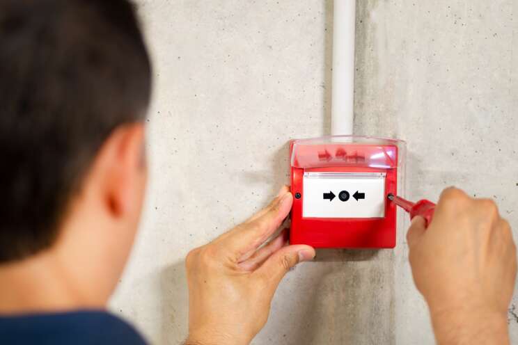 Securitas-tekniker efterser et brandtryk