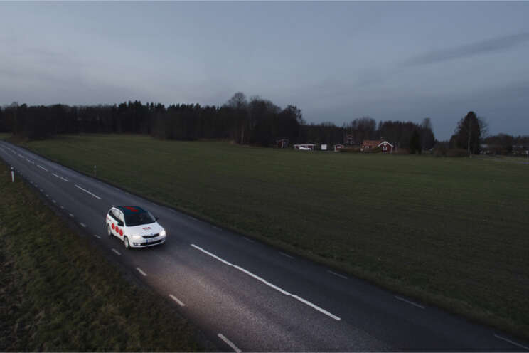 Securitasbil kører på landevej i mørket