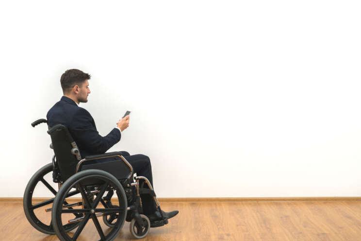 Schwerbehinderter Mann im Rollstuhl