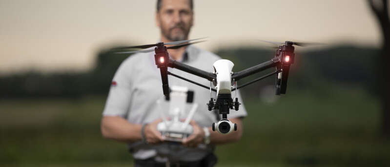 Een Securitas medewerkers bestuurt een drone